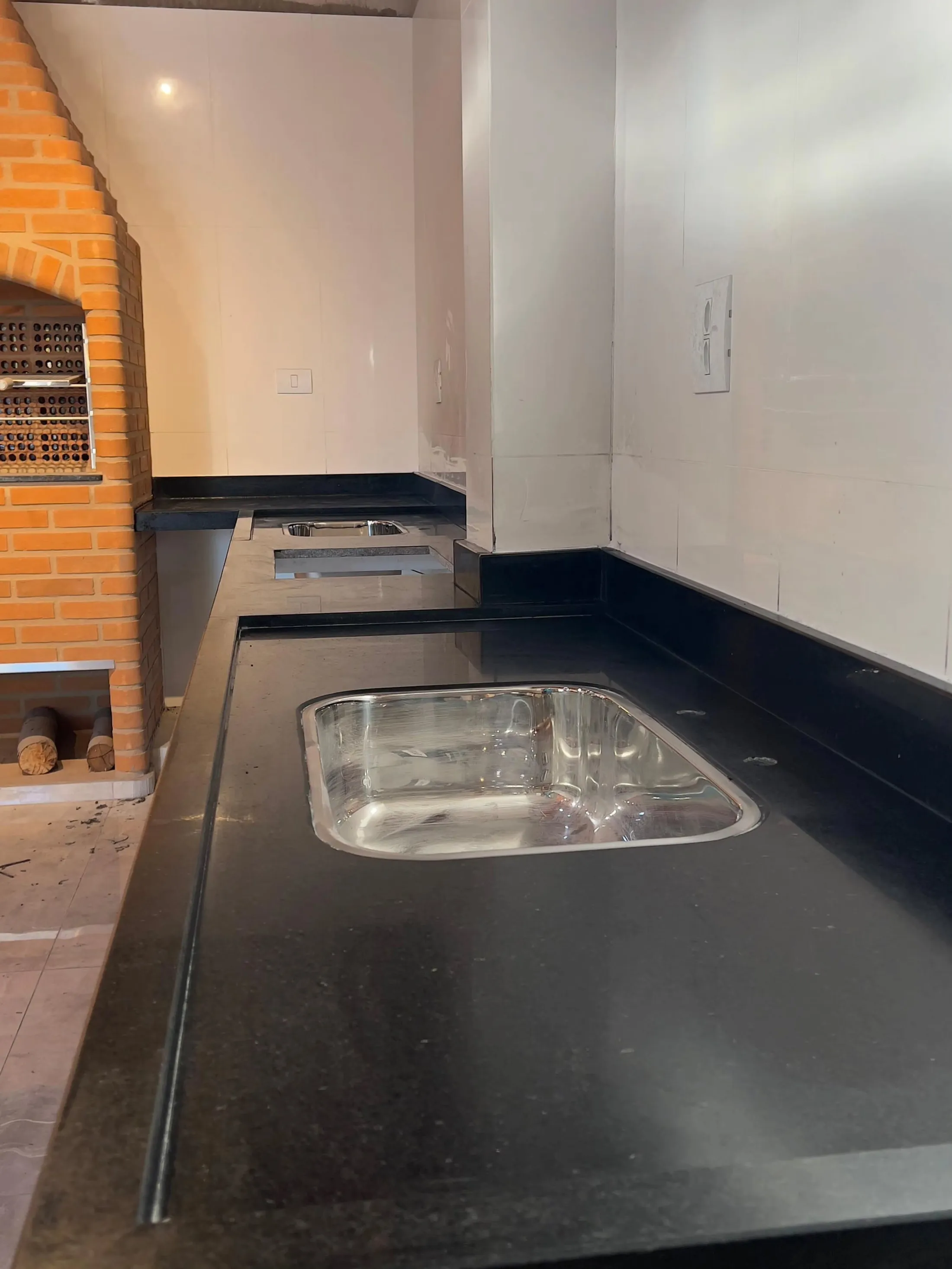 Área gourmet com bancada em granito preto